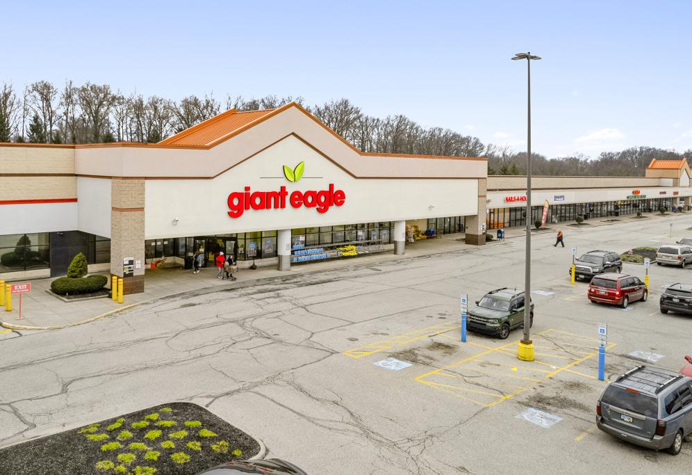 Retail Space for lease in Snow View Plaza, Parma, OH - 1